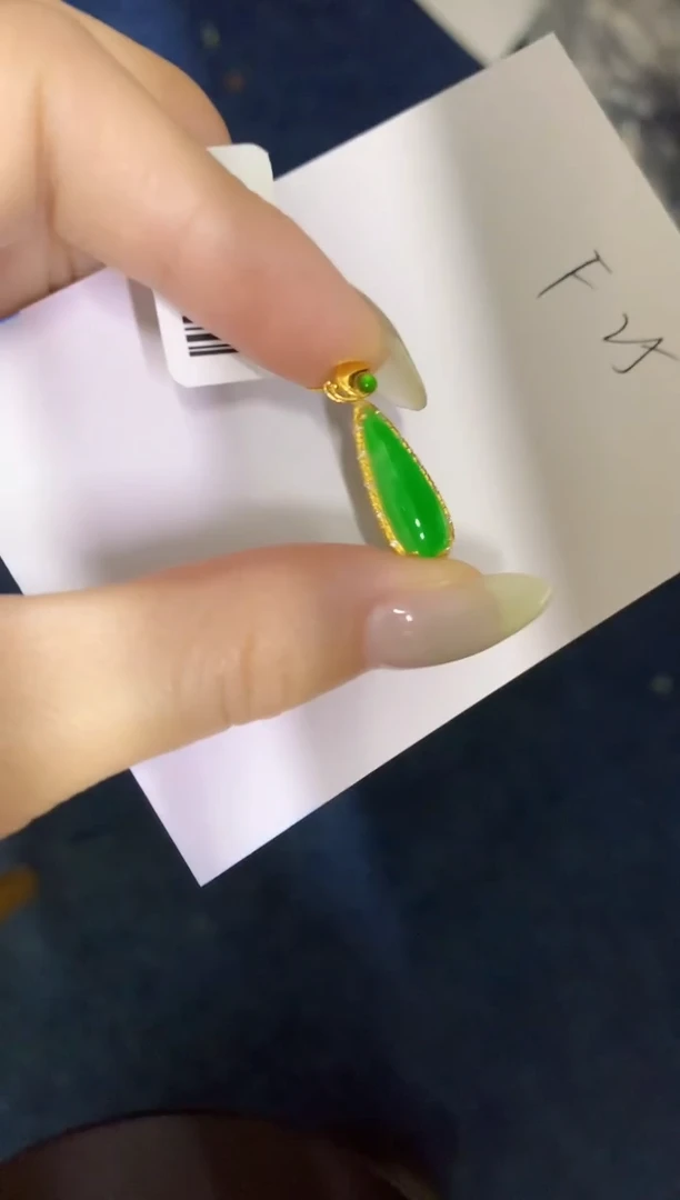 翡翠18K金镶嵌颈饰缅甸天然翡翠A货