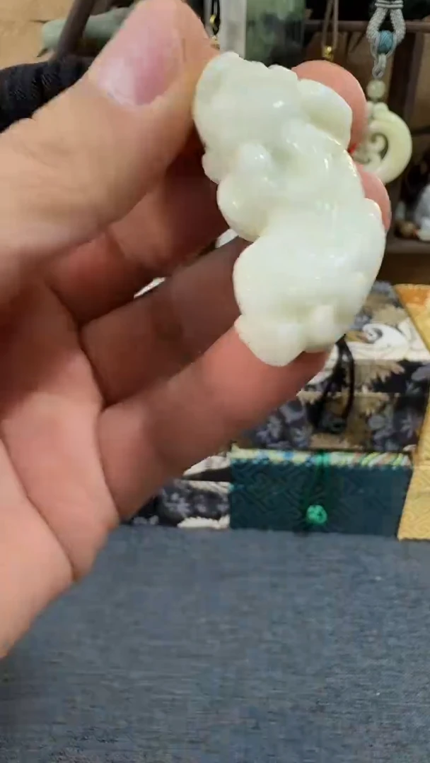 颈饰未镶嵌软玉小小貔球