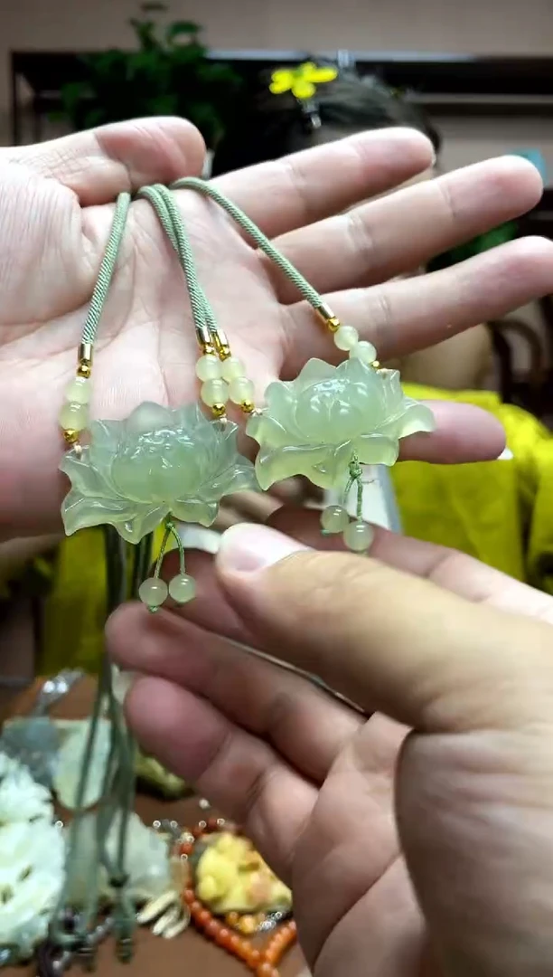 未镶嵌蛇纹石玉颈饰·