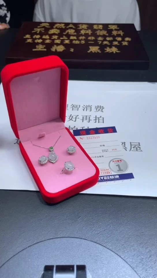 翡翠挂件银S925镶嵌翡翠A货