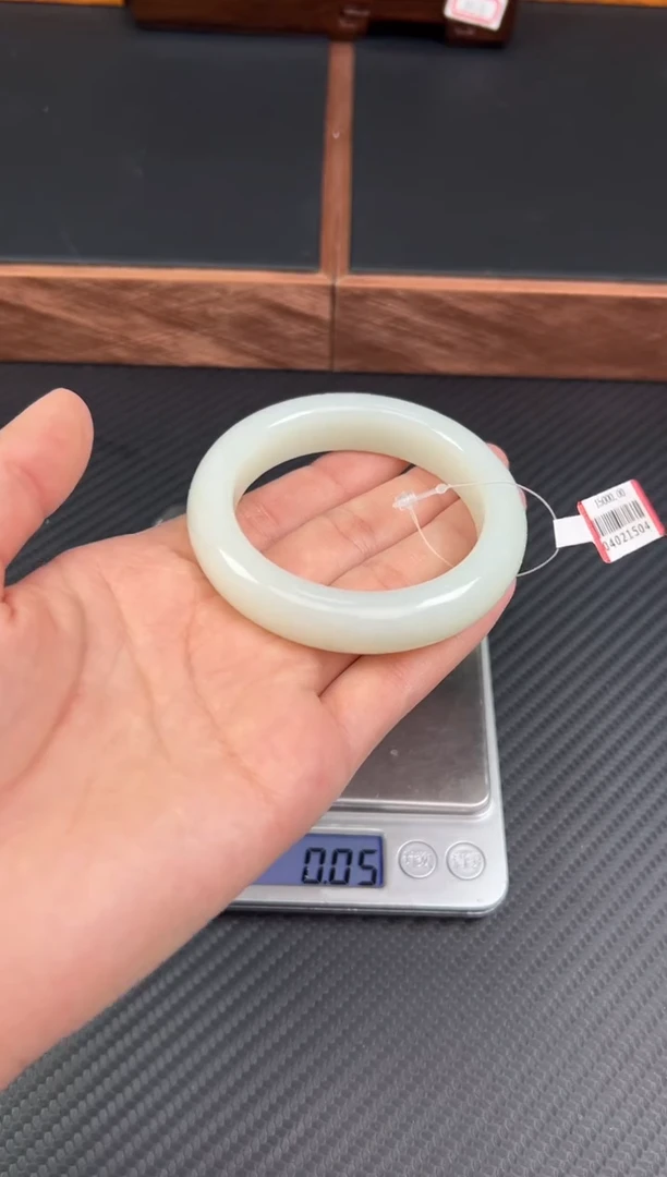 和田玉手镯未镶嵌且末金山微色差53J