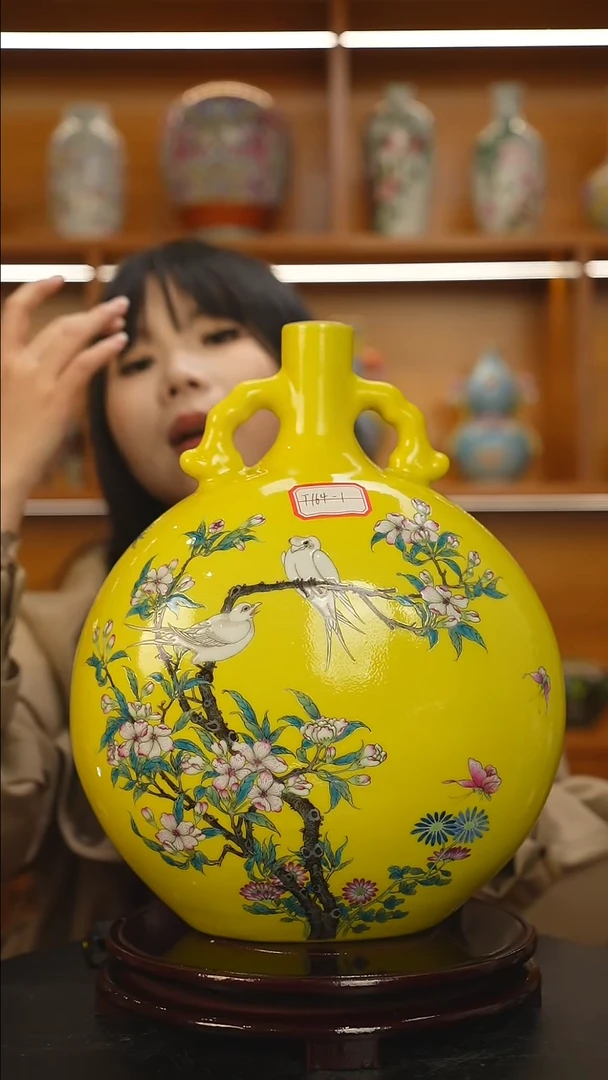 其他用****8粉彩黄地花鸟抱月瓶一只