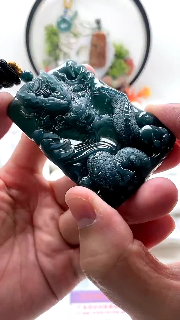 颈饰未镶嵌翡翠龙牌
