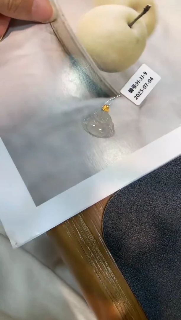 翡翠18K金镶嵌颈饰佛公