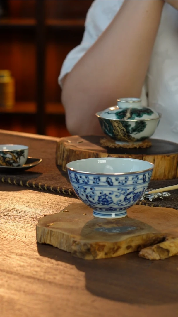 包银青花缠枝莲杯...