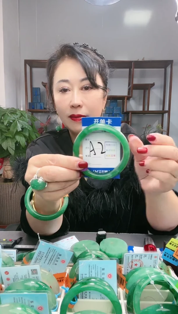 【闪购商品】石英质玉手镯未镶嵌非洲翠