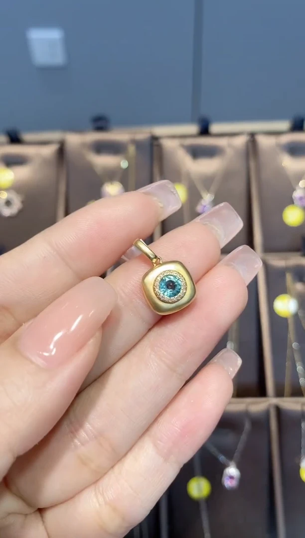 18K金镶嵌颈饰祖母绿吊坠