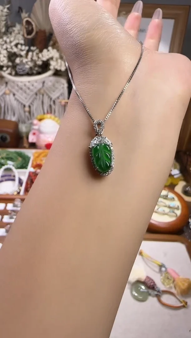 天然辰砂翡翠吊坠