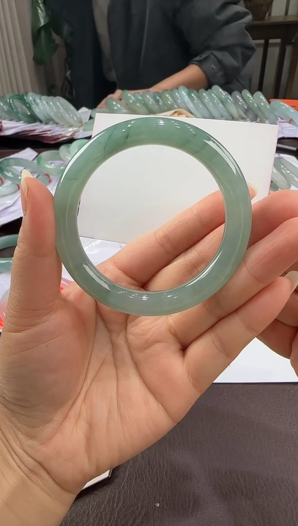 未镶嵌手镯（圆镯）翡翠可*脂BG11213-121