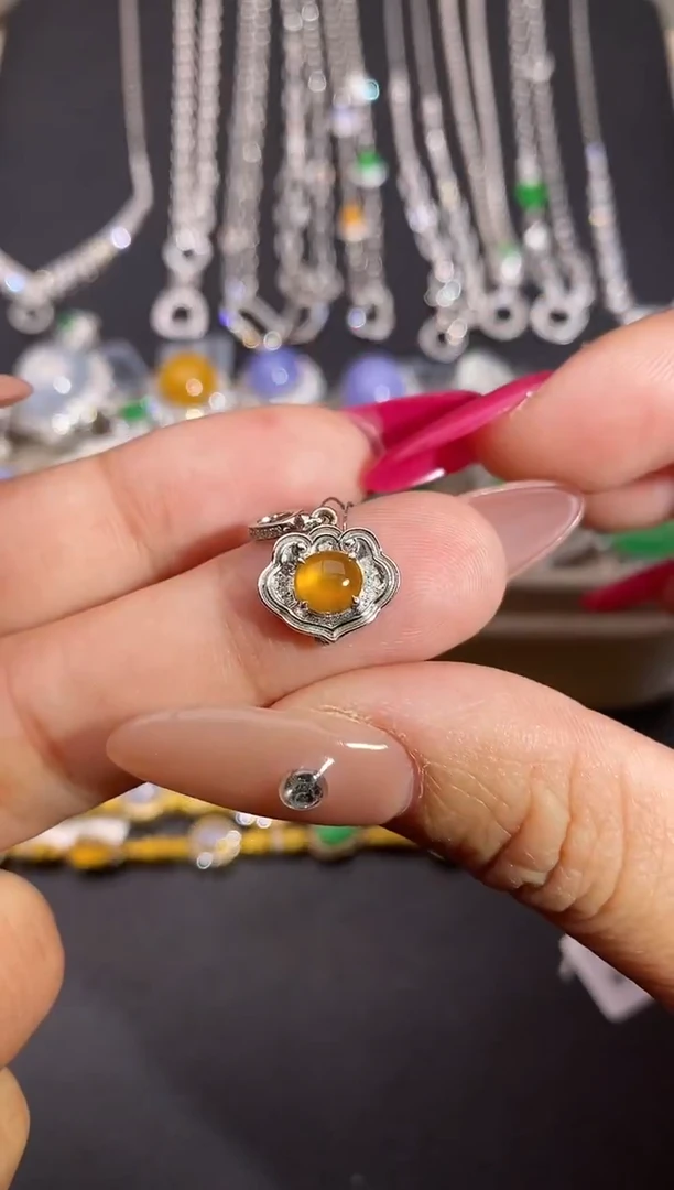 颈饰18K金镶嵌翡翠吊坠