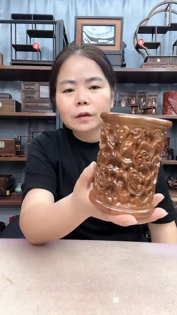 鸡翅木类端景台黄笔筒