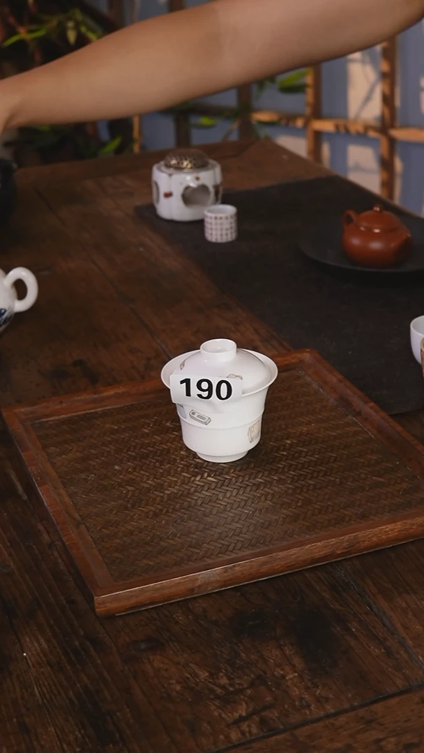 白色清宫图盖碗190