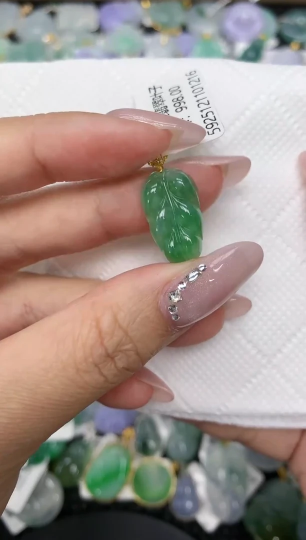 颈饰18K金镶嵌翡翠a货百元一下同包裹多件发出的只收取一单运费