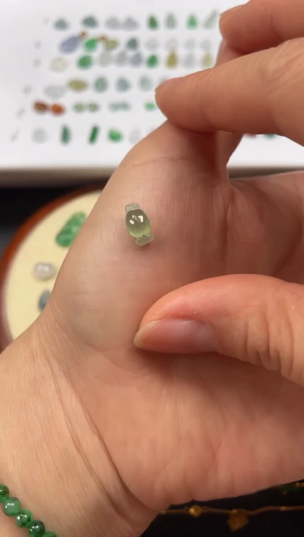 吊坠(不含链)18K金镶嵌翡翠一个JK705