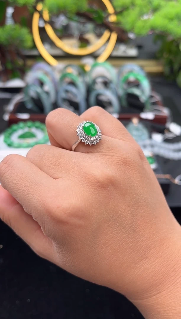 18K金镶嵌戒指翡翠戒指