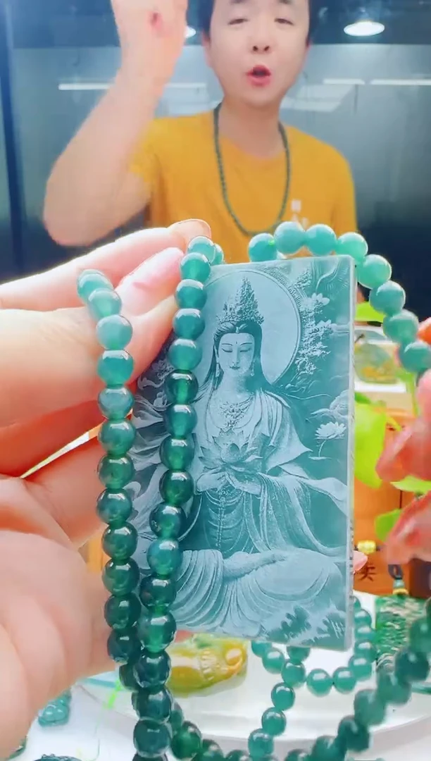 翡翠未镶嵌颈饰多样性发货其中一件