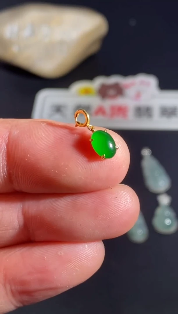 颈饰18K金镶嵌翡翠