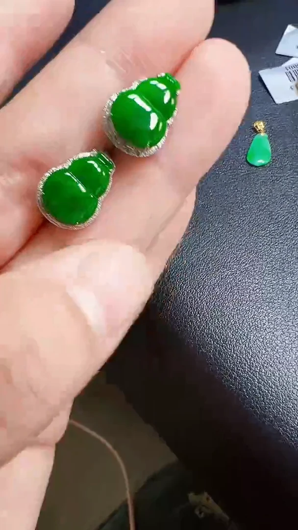 颈饰18K金镶嵌翡翠耳包