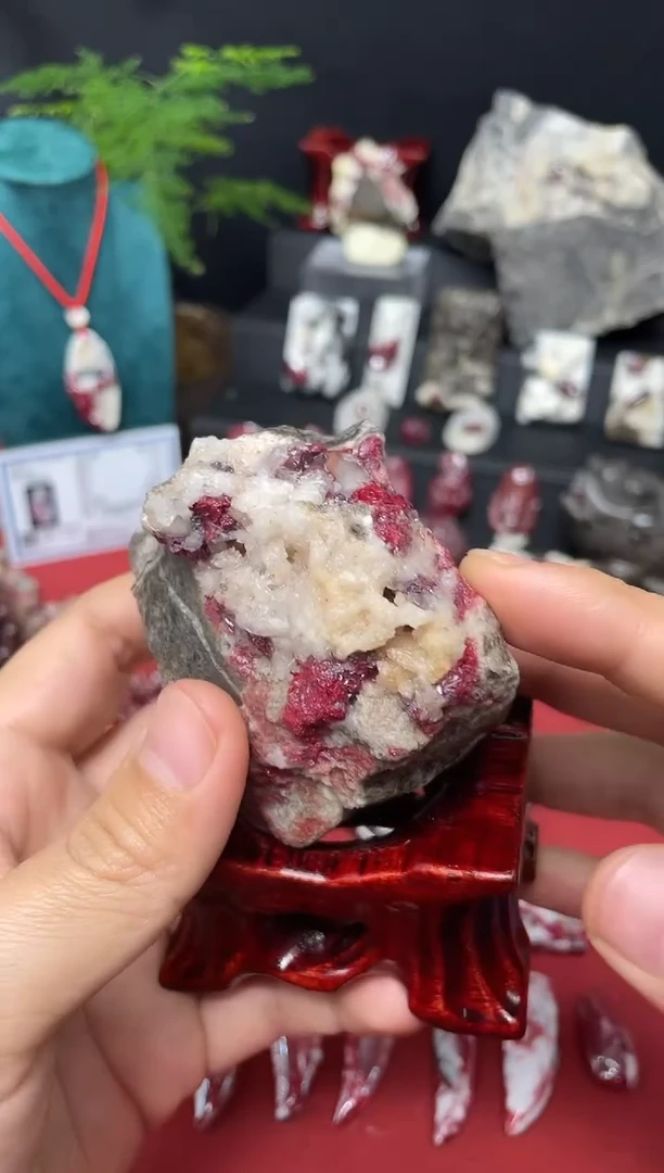 天然辰砂矿标摆件