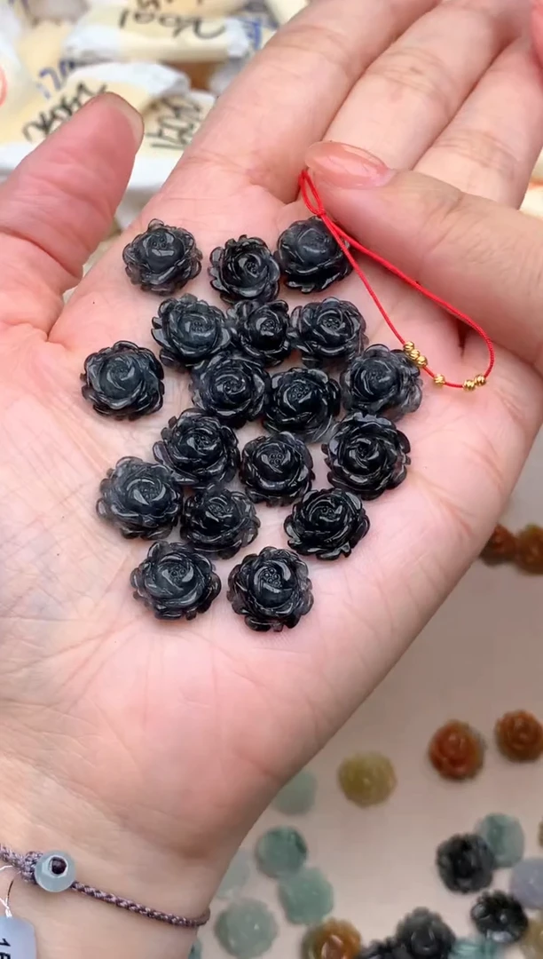 18K金镶嵌挂件翡翠多样性发货（发一个），不编手绳，默认红色绳