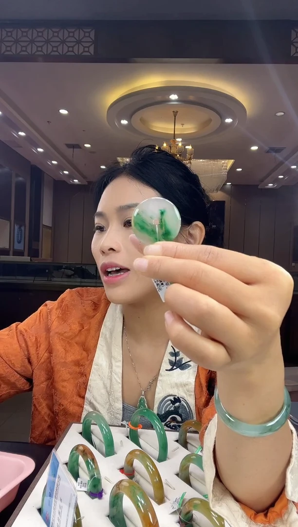 石英质玉手镯未镶嵌吊坠