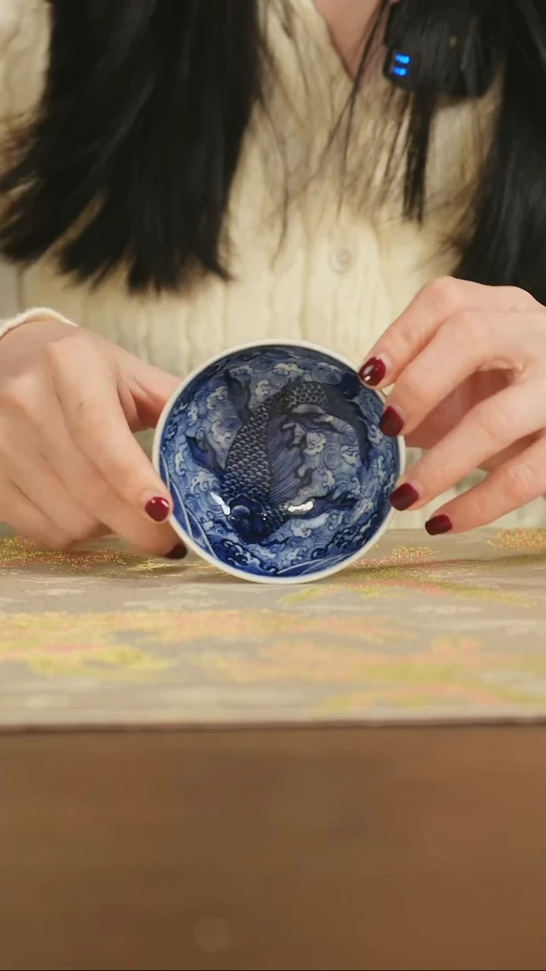 【闪购商品】景德镇手工青花锦鲤握足杯