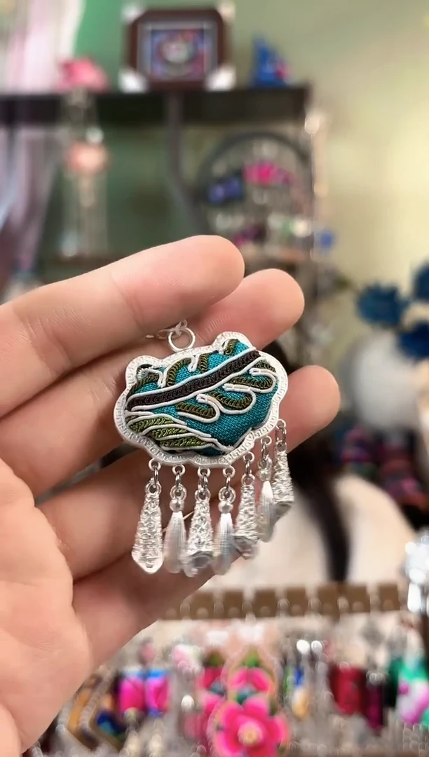 彩云南阁非遗老绣苗银饰品763