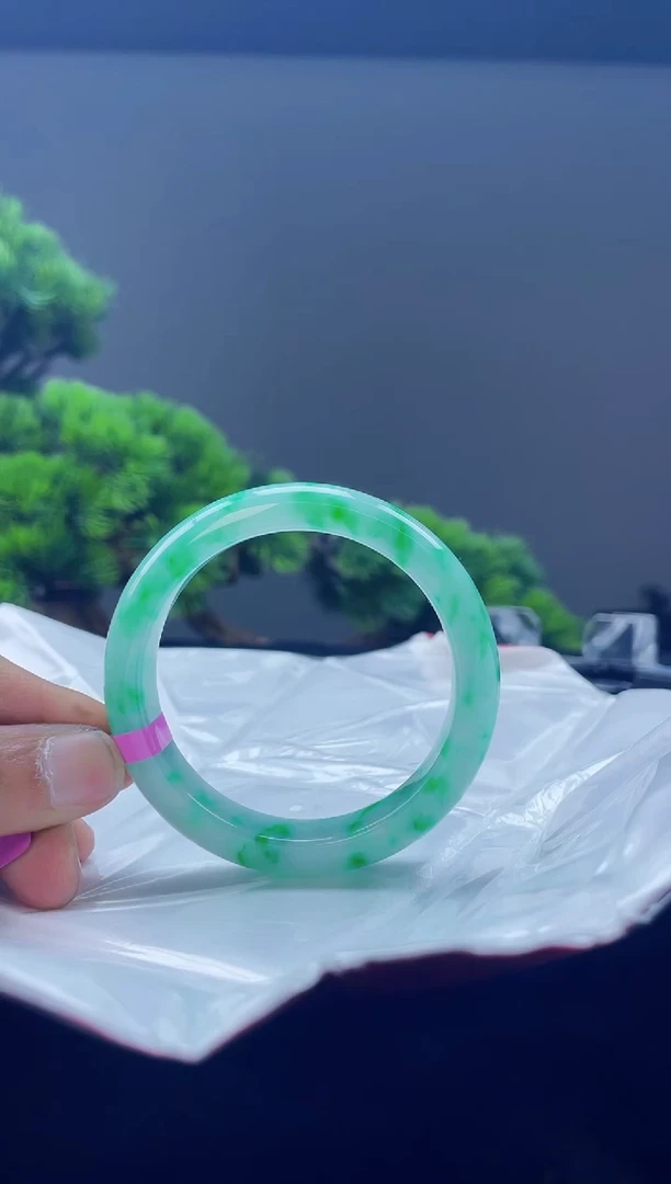 翡翠手镯未镶嵌手镯1