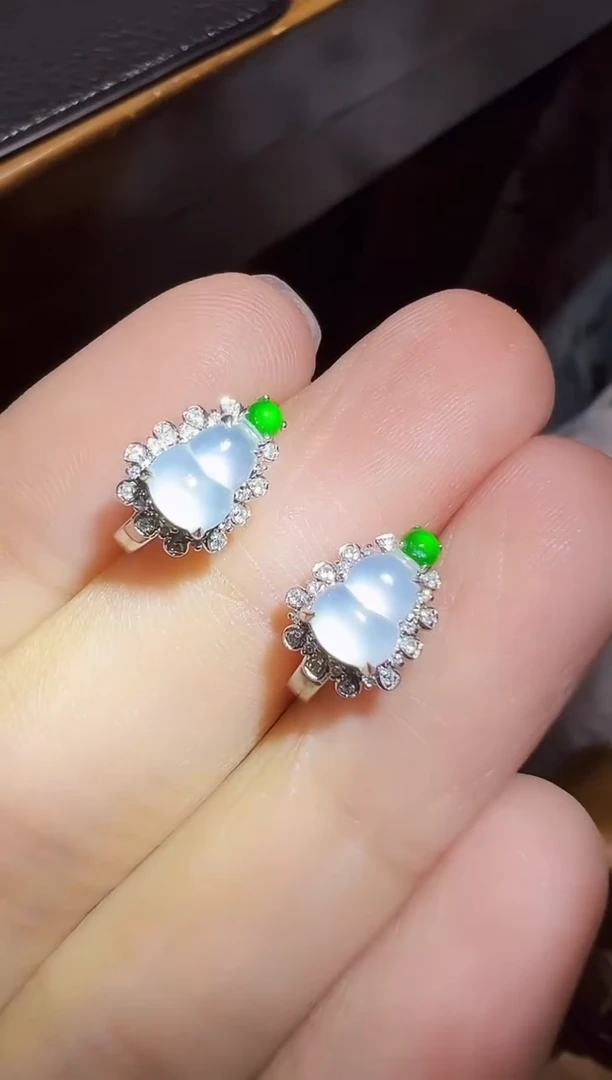 18K金镶嵌翡翠耳环葫芦