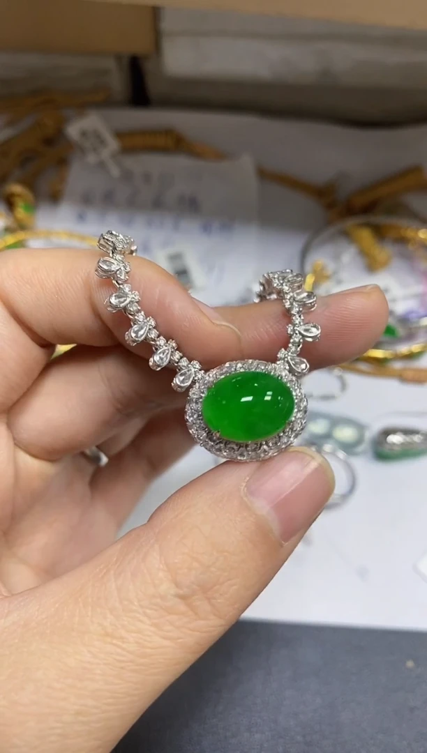 颈饰18K金镶嵌翡翠田*颈饰 18K金镶嵌 翡翠