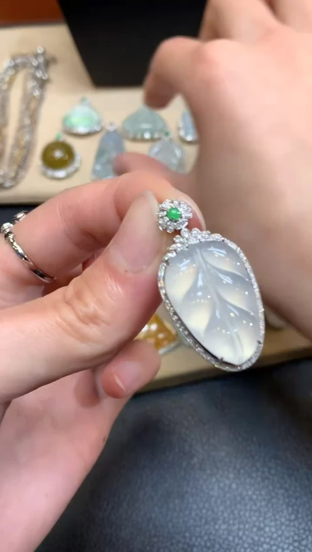 【闪购商品】翡翠颈饰18K金镶嵌叶子【无服务费】