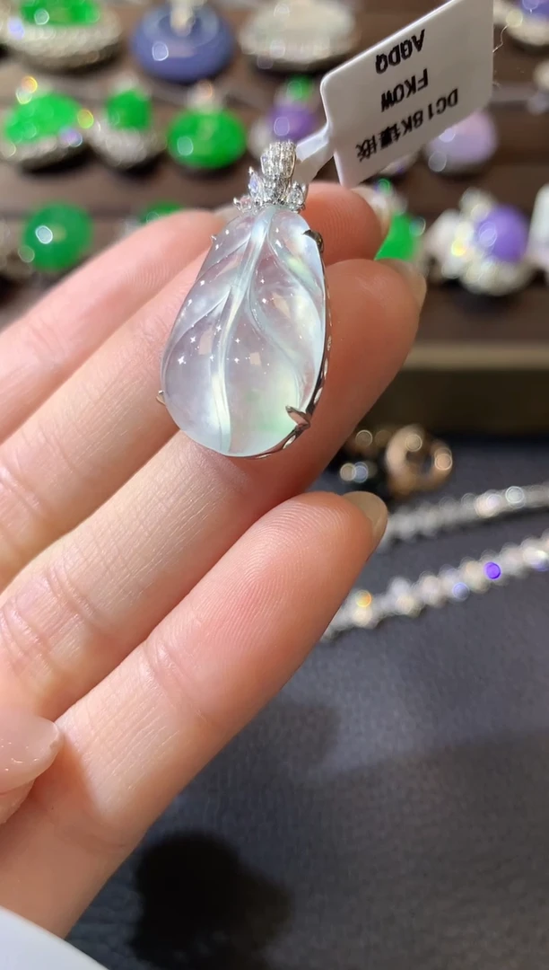 【闪购商品】翡翠吊坠(不含链)18K金镶嵌D9翡翠