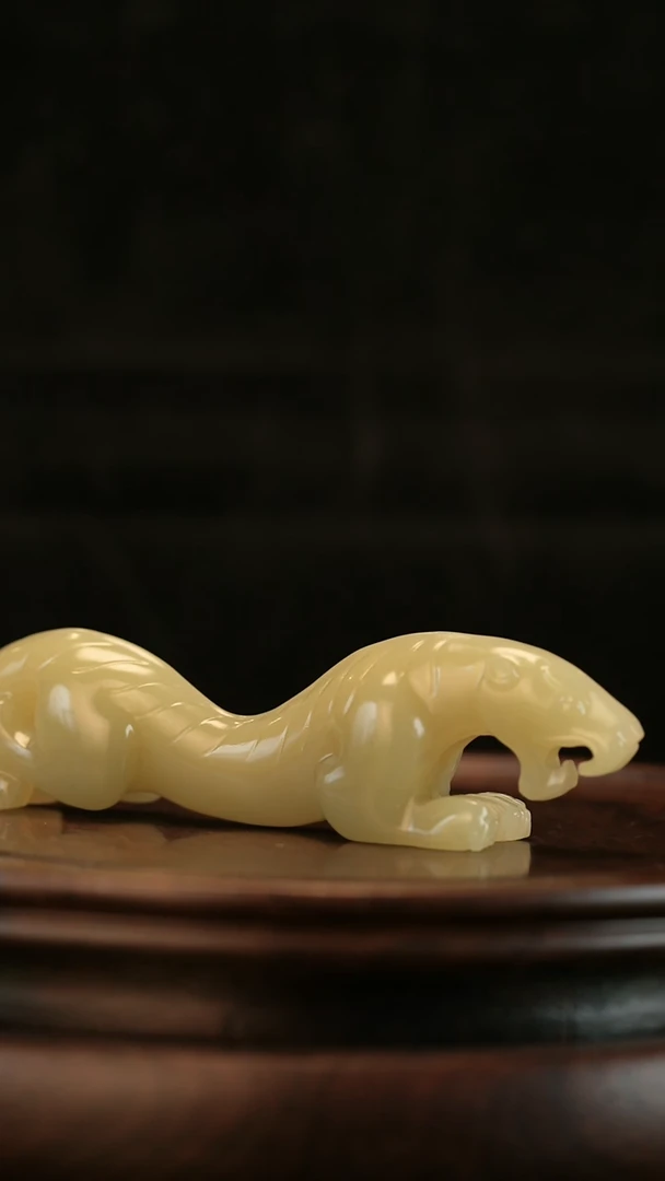 云南石竹叶青雕刻：伏虎