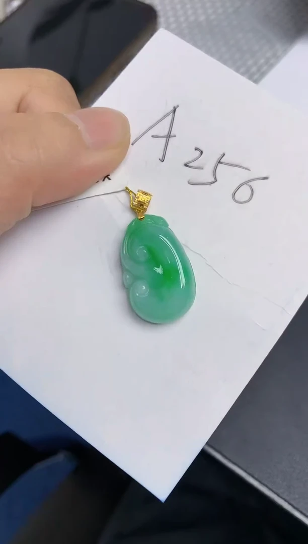 翡翠18K金镶嵌颈饰天然缅甸翡翠A货