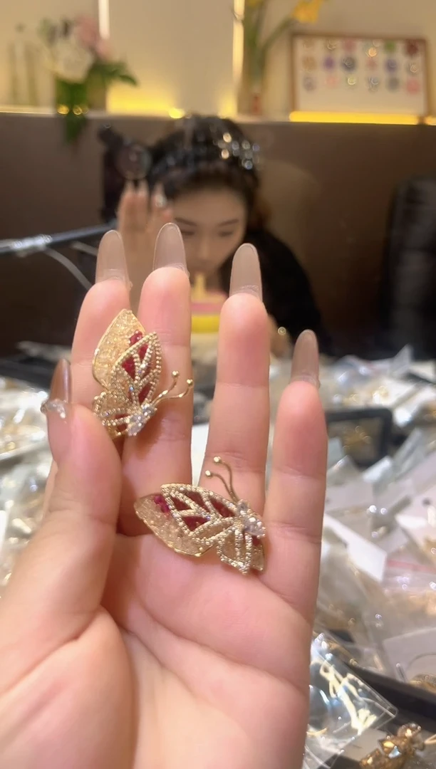锆石铁合金精品饰界