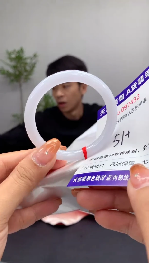 未镶嵌手镯翡翠有纹，完美者勿拍