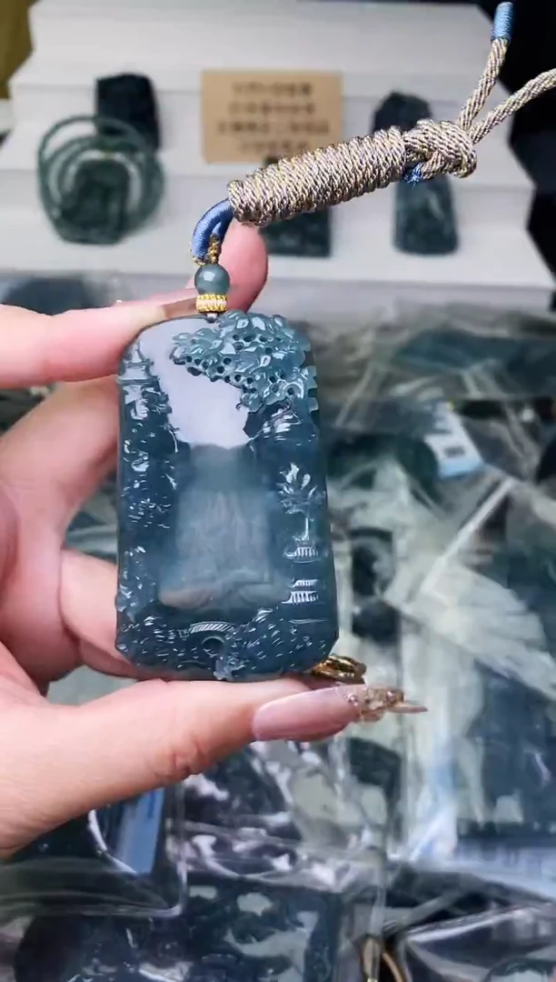 颈饰18K金镶嵌翡翠