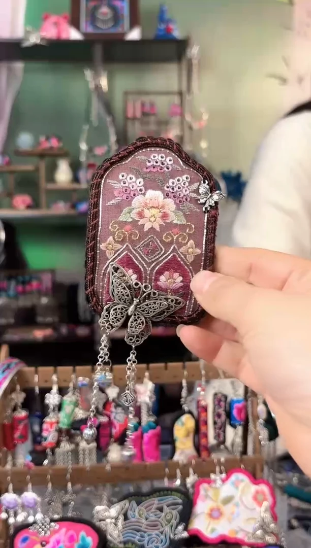 彩云南阁非遗老绣饰品219