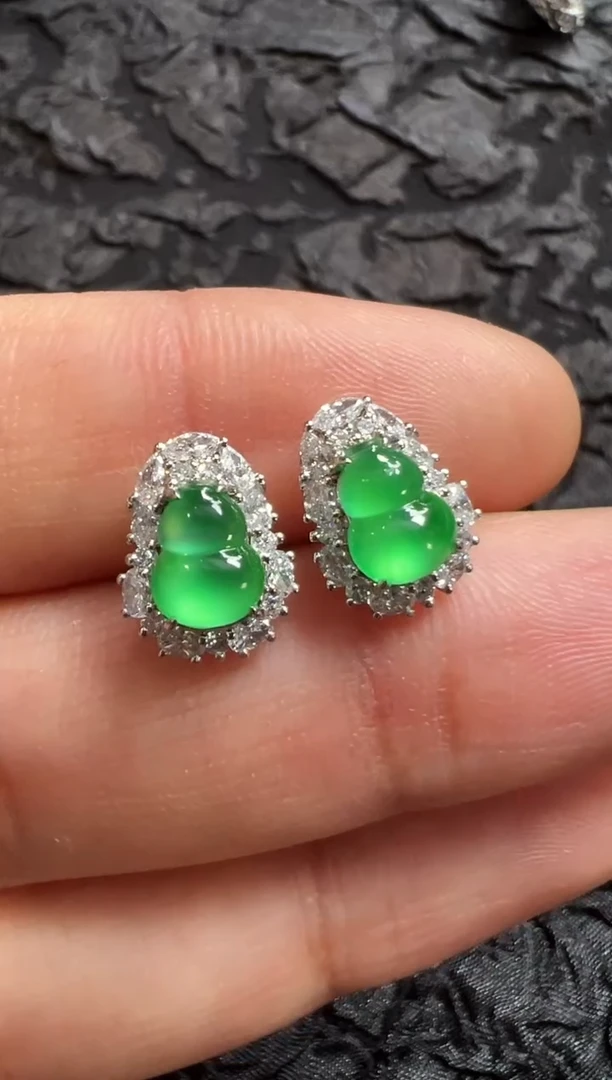 18K金镶嵌翡翠耳钉高冰甜阳绿葫芦耳钉