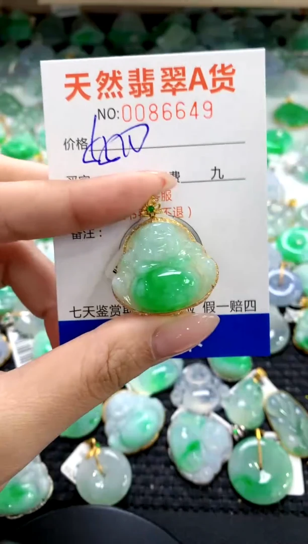 翡翠18K金镶嵌颈饰1111111111111111