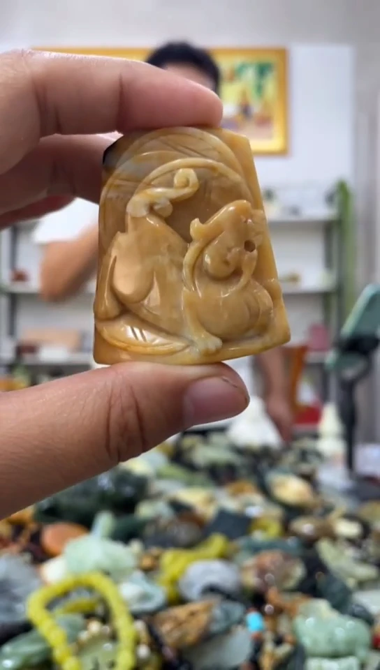 未镶嵌岫玉吊坠