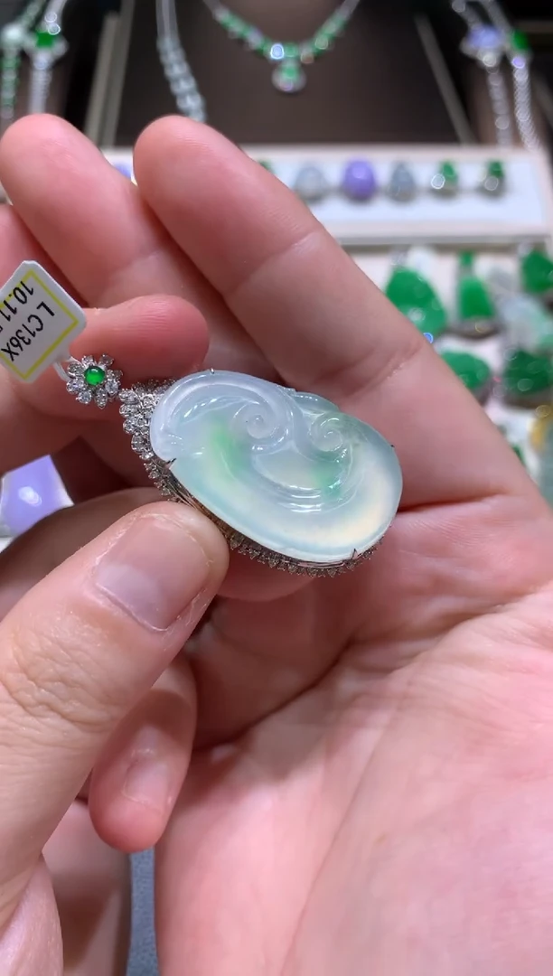 颈饰18K金镶嵌翡翠翡翠吊坠