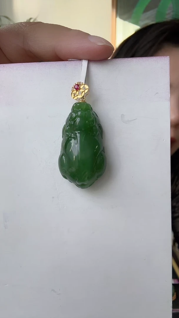 颈饰18K金镶嵌和田玉貔貅荣倩