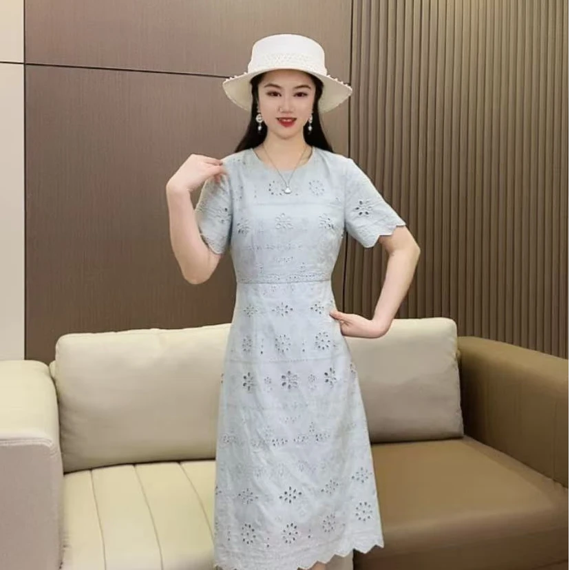 维秀轻奢定气质减龄显瘦遮肉修身收腰中绣花镂空棉质长款连衣裙