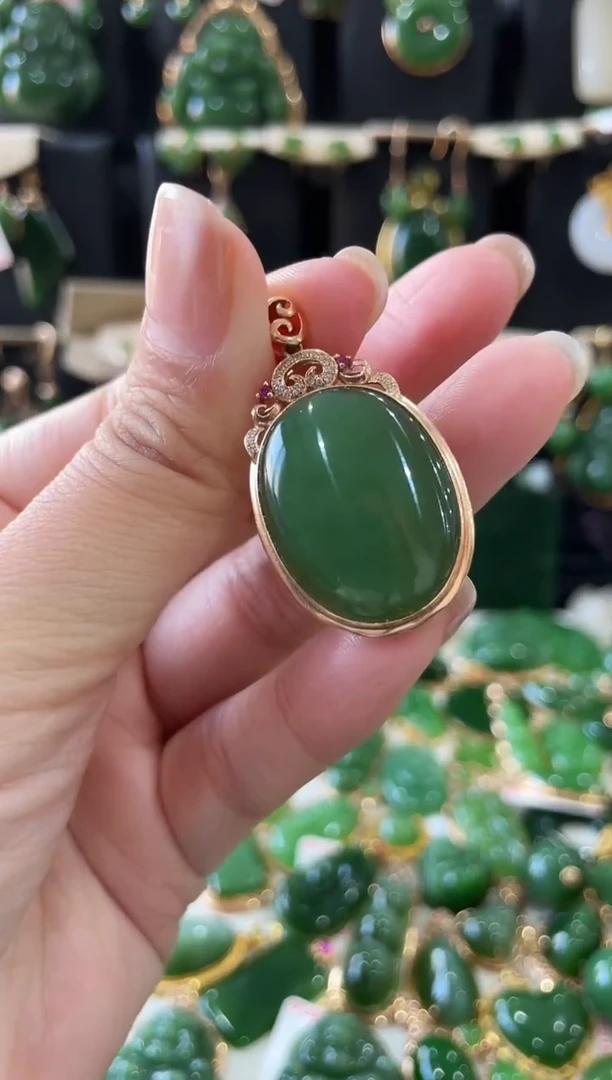 颈饰18K金镶嵌和田玉（碧玉）蛋面