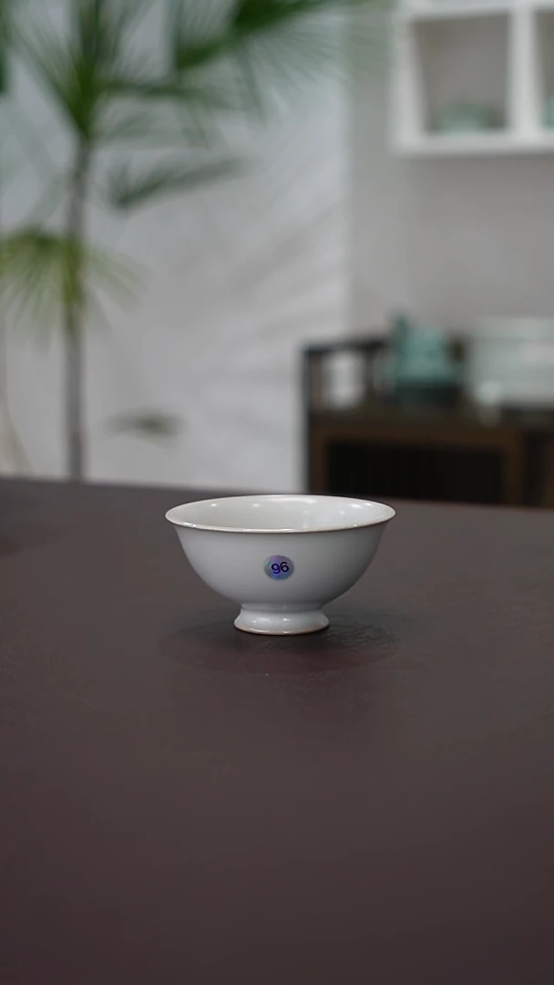 96号月白带足普洱杯微瑕  洁