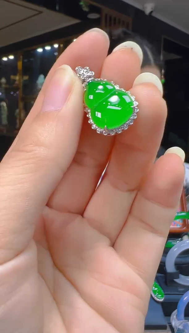 吊坠(赠链)18K金镶嵌翡翠082