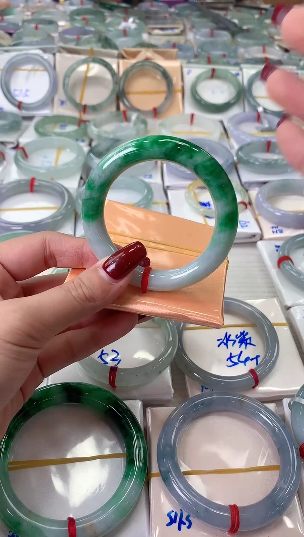 未镶嵌手镯翡翠半山水辣绿圆条 50 51 4