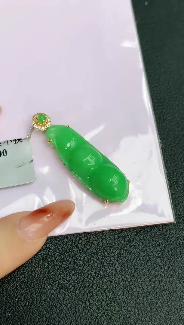 颈饰18K金镶嵌翡翠赠礼盒证书 丁丁