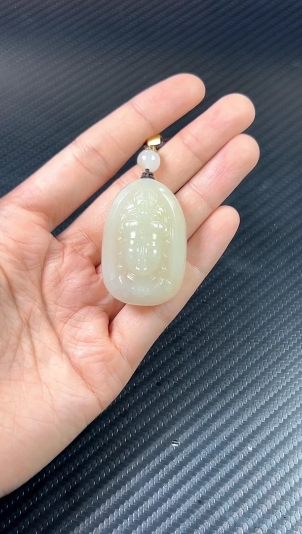 吊坠(赠链)未镶嵌和田玉且末微色差金山